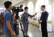老人丢了钱包，心脏病发作了。这位妇女去警察局寻找失主
