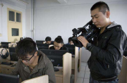 湖北咸宁的一个单位被挂上了“不文明单位”的牌子……错了吗？不要。