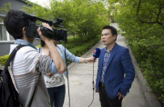 三个邻居联合起来拯救被困在栅栏里的4岁男孩